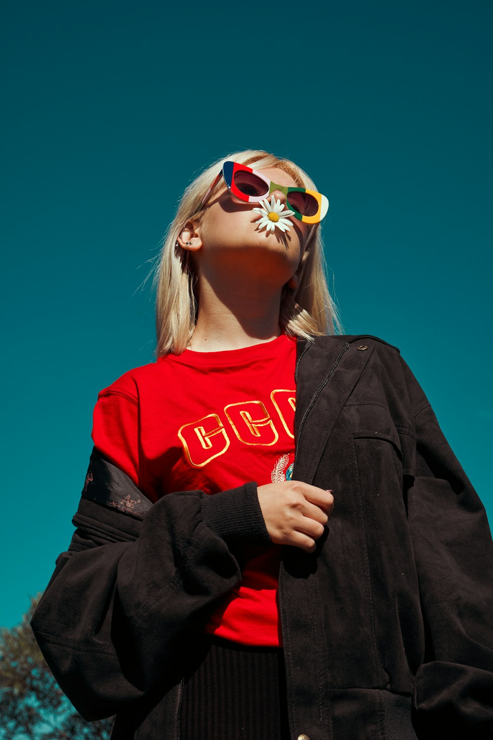 Mulher usando composição de moda expressiva